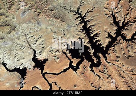 Lake Powell, USA. Oktober 2023. Nachdem die Wasserstände Anfang 2023 auf Rekordtiefstände gefallen waren, erholte sich der Wasserstand im Lake Powell, dem zweitgrößten Stausee der Vereinigten Staaten, im Sommer 2023. Die überdurchschnittliche Schneeschmelze aus den Rocky Mountains sorgte für kurzfristige Entlastung des Stausees, aber es bleibt eine lange Dürre bestehen. Der Lake Powell, der die Grenze zwischen Utah und Arizona überspannt, lag am 12. November 2023 bei 3.572 Fuß, das sind 37 Prozent voll. Quelle: NASA Earth/ZUMA Press Wire/ZUMAPRESS.com/Alamy Live News Stockfoto