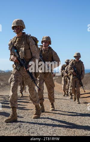 Das U.S. Marine Corps rekrutiert mit Kilo Company, 3. Rekrut Training Battalion, gehen zu ihrem nächsten Event während des Crucible auf dem Marine Corps Base Camp Pendleton, Kalifornien, 14. November 2023. Der Schmelztiegel ist eine 54-stündige Übung, bei der Rekruten das Wissen und die Ausbildung anwenden, die sie während des Rekrutierungstrainings gelernt haben, um den Titel United States Marine zu erwerben. (Foto des U.S. Marine Corps von Lance CPL. Sarah M. Grawcock) Stockfoto