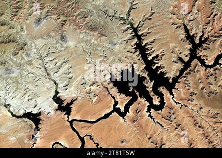 Lake Powell, USA. September 2023. Nachdem die Wasserstände Anfang 2023 auf Rekordtiefstände gefallen waren, erholte sich der Wasserstand im Lake Powell, dem zweitgrößten Stausee der Vereinigten Staaten, im Sommer 2023. Die überdurchschnittliche Schneeschmelze aus den Rocky Mountains sorgte für kurzfristige Entlastung des Stausees, aber es bleibt eine lange Dürre bestehen. Der Lake Powell, der die Grenze zwischen Utah und Arizona überspannt, lag am 12. November 2023 bei 3.572 Fuß, das sind 37 Prozent voll. Quelle: NASA Earth/ZUMA Press Wire/ZUMAPRESS.com/Alamy Live News Stockfoto