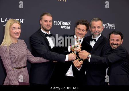 Florian David Fitz und die Filmcrew von 'Oskars Kleid' bei der 75. Bambi-Verleihung 2023 in der Bavaria Filmstadt. München, 16.11.2023 Stockfoto