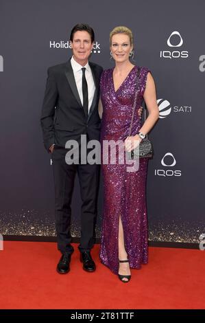 Maria Höfl-Riesch mit Ehemann Marcus Höfl bei der 75. Bambi-Verleihung 2023 in der Bavaria Filmstadt. München, 16.11.2023 Stockfoto