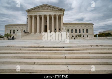 Gebäude des Obersten Gerichtshofs in Washington, DC, mit Demonstranten und der Polizei auf Fahrrädern. Stockfoto