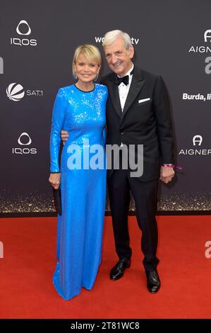 Uschi Glas mit Ehemann Dieter Hermann bei der 75. Bambi-Verleihung 2023 in der Bavaria Filmstadt. München, 16.11.2023 Stockfoto