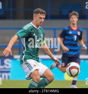 Mourneview Park, Lurgan, Nordirland, Großbritannien. September 2023. Qualifikation zur UEFA U21 Euro 2025 – Nordirland gegen Luxemburg. U21 nordirischer Fußballspieler Carl Johnston (2). Stockfoto