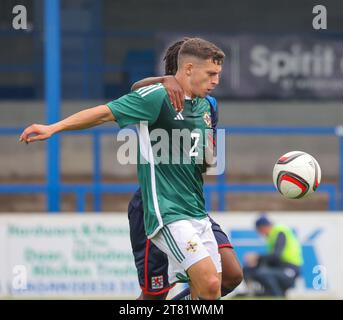 Mourneview Park, Lurgan, Nordirland, Großbritannien. September 2023. Qualifikation zur UEFA U21 Euro 2025 – Nordirland gegen Luxemburg. U21 nordirischer Fußballspieler Carl Johnston (2). Stockfoto