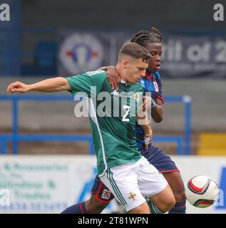 Mourneview Park, Lurgan, Nordirland, Großbritannien. September 2023. Qualifikation zur UEFA U21 Euro 2025 – Nordirland gegen Luxemburg. U21 nordirischer Fußballspieler Carl Johnston (2). Stockfoto