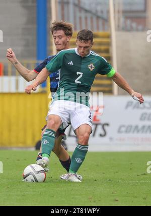 Mourneview Park, Lurgan, Nordirland, Großbritannien. September 2023. Qualifikation zur UEFA U21 Euro 2025 – Nordirland gegen Luxemburg. U21 nordirischer Fußballspieler Carl Johnston (2). Stockfoto