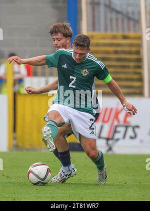 Mourneview Park, Lurgan, Nordirland, Großbritannien. September 2023. Qualifikation zur UEFA U21 Euro 2025 – Nordirland gegen Luxemburg. U21 nordirischer Fußballspieler Carl Johnston (2). Stockfoto