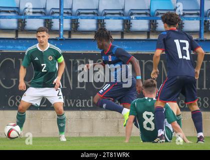 Mourneview Park, Lurgan, Nordirland, Großbritannien. September 2023. Qualifikation zur UEFA U21 Euro 2025 – Nordirland gegen Luxemburg. U21 nordirischer Fußballspieler Carl Johnston (2). Stockfoto