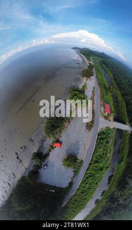 Panoramablick auf den sumpfigen Schlammstrand am Ebbe-Strand. Stockfoto