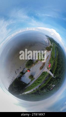 Panoramablick auf den sumpfigen Schlammstrand am Ebbe-Strand. Stockfoto