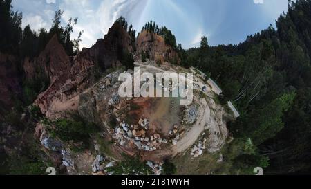 Ultraweites Panorama auf die Umgebung rund um die Steinbruchlandschaft. Stockfoto