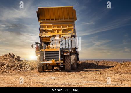 Bergbauwagen kippt die Last bei Sonnenuntergang in einer Diamantmine Stockfoto