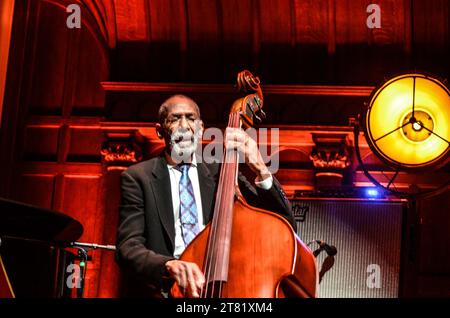 Ron Carter, die dreimalige Grammy-preisgekrönte Jazzlegende und der am meisten aufgezeichnete Jazz-Bassist der Geschichte, hatte seinen ersten Auftritt in Großbritannien seit über acht Jahren mit seinem „Foursight“ Quartett. Die Gruppe besteht aus dem Schlagzeuger Payton Crossley, dem Tenorsaxophonisten Jimmy Green und dem Starpianisten Renee Rosnes. Stockfoto