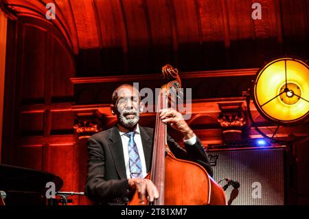 Ron Carter, die dreimalige Grammy-preisgekrönte Jazzlegende und der am meisten aufgezeichnete Jazz-Bassist der Geschichte, hatte seinen ersten Auftritt in Großbritannien seit über acht Jahren mit seinem „Foursight“ Quartett. Die Gruppe besteht aus dem Schlagzeuger Payton Crossley, dem Tenorsaxophonisten Jimmy Green und dem Starpianisten Renee Rosnes. Stockfoto