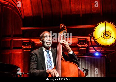 Ron Carter, die dreimalige Grammy-preisgekrönte Jazzlegende und der am meisten aufgezeichnete Jazz-Bassist der Geschichte, hatte seinen ersten Auftritt in Großbritannien seit über acht Jahren mit seinem „Foursight“ Quartett. Die Gruppe besteht aus dem Schlagzeuger Payton Crossley, dem Tenorsaxophonisten Jimmy Green und dem Starpianisten Renee Rosnes. Stockfoto