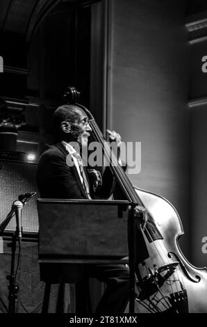 Ron Carter, die dreimalige Grammy-preisgekrönte Jazzlegende und der am meisten aufgezeichnete Jazz-Bassist der Geschichte, hatte seinen ersten Auftritt in Großbritannien seit über acht Jahren mit seinem „Foursight“ Quartett. Die Gruppe besteht aus dem Schlagzeuger Payton Crossley, dem Tenorsaxophonisten Jimmy Green und dem Starpianisten Renee Rosnes. Stockfoto