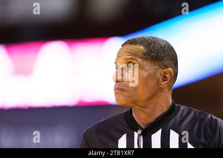 Charleston, South Carolina, USA. November 2023. College Basketball Schiedsrichter TED VALENTINE während des Charleston Classic in der College of Charleston's TD Arena (Credit Image: © Maxwell Vittorio/ZUMA Press Wire) NUR REDAKTIONELLE VERWENDUNG! Nicht für kommerzielle ZWECKE! Stockfoto