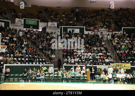 Hammond, USA. November 2023. Eventgoers warten am Freitag, den 17. November 2023, auf den Start eines Basketballspiels für Frauen im University Center in Hammond, Louisiana. (Foto: Peter G. Forest/SIPA USA) Credit: SIPA USA/Alamy Live News Stockfoto