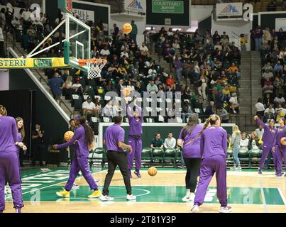 Hammond, USA. November 2023. Die LSU Lady Tigers wärmen sich am Freitag, den 17. November 2023, vor dem Start eines Basketballspiels für Frauen im University Center in Hammond, Louisiana, auf. (Foto: Peter G. Forest/SIPA USA) Credit: SIPA USA/Alamy Live News Stockfoto