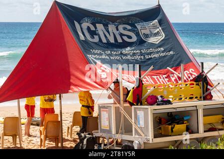 Dee Why Beach Australia Surf Rescue Volunteers auf Patrouille neben Surf Rescue Schatten Zelt, Sydney, NSW, Australien Stockfoto