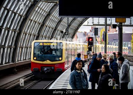 Reisende bei einem S-Bahn Zug am Hauptbahnhof während eines Streiks der Gewerkschaft GDL in Berlin am 16. November 2023. GDL Streik *** Passagiere in einem S-Bahn-Zug am Hauptbahnhof während eines Streiks der GDL union in Berlin am 16. November 2023 GDL Streik Credit: Imago/Alamy Live News Stockfoto