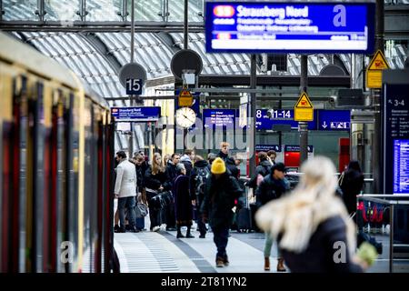 Reisende bei einem S-Bahn Zug am Hauptbahnhof während eines Streiks der Gewerkschaft GDL in Berlin am 16. November 2023. GDL Streik *** Passagiere in einem S-Bahn-Zug am Hauptbahnhof während eines Streiks der GDL union in Berlin am 16. November 2023 GDL Streik Credit: Imago/Alamy Live News Stockfoto