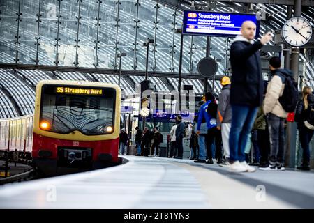 Reisende bei einem S-Bahn Zug am Hauptbahnhof während eines Streiks der Gewerkschaft GDL in Berlin am 16. November 2023. GDL Streik *** Passagiere in einem S-Bahn-Zug am Hauptbahnhof während eines Streiks der GDL union in Berlin am 16. November 2023 GDL Streik Credit: Imago/Alamy Live News Stockfoto