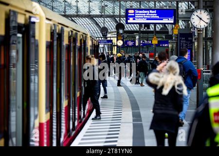 Reisende bei einem S-Bahn Zug am Hauptbahnhof während eines Streiks der Gewerkschaft GDL in Berlin am 16. November 2023. GDL Streik *** Passagiere in einem S-Bahn-Zug am Hauptbahnhof während eines Streiks der GDL union in Berlin am 16. November 2023 GDL Streik Credit: Imago/Alamy Live News Stockfoto