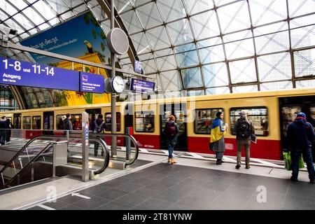 Reisende bei einem S-Bahn Zug am Hauptbahnhof während eines Streiks der Gewerkschaft GDL in Berlin am 16. November 2023. GDL Streik *** Passagiere in einem S-Bahn-Zug am Hauptbahnhof während eines Streiks der GDL union in Berlin am 16. November 2023 GDL Streik Credit: Imago/Alamy Live News Stockfoto