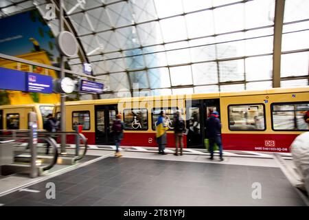 Reisende bei einem S-Bahn Zug am Hauptbahnhof während eines Streiks der Gewerkschaft GDL in Berlin am 16. November 2023. GDL Streik *** Passagiere in einem S-Bahn-Zug am Hauptbahnhof während eines Streiks der GDL union in Berlin am 16. November 2023 GDL Streik Credit: Imago/Alamy Live News Stockfoto