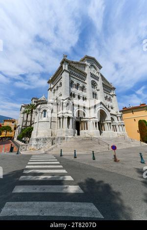 Blick auf die St. Nikolaus Kathedrale in Monaco Ville, Monte Carlo. Es ist berühmt für die Gräber von Prinzessin Grace und Prinz Rainier. Stockfoto