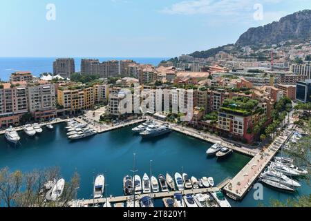 Monaco - 23. Juli 2022: Port Fontvieille ist auch als Port of Fontvieille oder Le Port de Fontvieille bekannt und befindet sich in Monaco Stockfoto