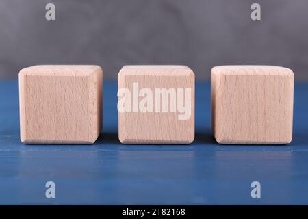 Internationale Organisation für Normung. Würfel mit der Abkürzung ISO auf blauem Holztisch, Großansicht Stockfoto