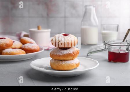 Hanukkah Donuts mit Gelee und Puderzucker auf einem hellgrauen Tisch serviert Stockfoto