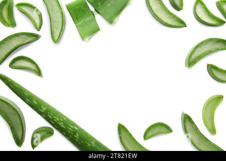 Rahmen aus frischen Aloe Vera Stücken isoliert auf weiß, Draufsicht Stockfoto