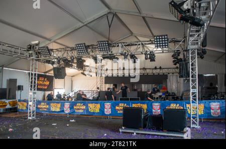 Philadelphia, Usa. November 2023. Am Ende einer Woche von Ausstrahlungen aus Camp Out for Hunger Friday, 17. November 2023, im Xfinity Live in Philadelphia, Pennsylvania, ist das Zelt heruntergekommen. Camp Out for Hunger ist die größte Nahrungskette in den Vereinigten Staaten und sammelte 2022 1.078.254 US-Dollar und brachte 2.821.949 Pfund an Lebensmittelspenden ein. Seit 1998 hat Camp Out for Hunger 22 Millionen Pfund Lebensmittel an Philabundance gespendet. William Thomas Cain/Alamy Live News Stockfoto