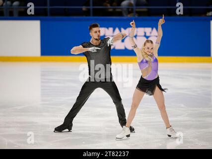 Espoo, Finnland. November 2023. Mariia Ignateva (R)/Danijil Leonyidovics Szemko aus Ungarn tritt während des Ice Dance Rhythm Dance beim Grand Prix of Eiskunstlauf 2023 in Espoo, Finnland, am 17. November 2023 auf. Quelle: Kalle Parkkinen/Xinhua/Alamy Live News Stockfoto