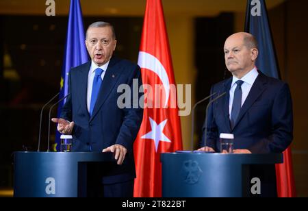 Berlin, Deutschland. November 2023. Bundeskanzler Olaf Scholz (rechts) und Recep Tayyip Erdogan während ihrer gemeinsamen Pressekonferenz im Bundeskanzleramt. Quelle: Bernd von Jutrczenka/dpa/Alamy Live News Stockfoto