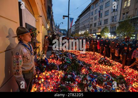 Pfadfinder in Uniform als Ehrenwache an der Gedenkstätte der Samtenen Revolution, während die Menschen Kerzen zünden, um den 34. Jahrestag der Samtenen Revolution 1989 in der Prager Narodni-Straße zu gedenken. Die Tschechische Republik feierte den 34. Jahrestag der Samtenen Revolution anlässlich der Ereignisse vom 17. November 1989, als nach der Unterdrückung einer Studentendemonstration in der Narodni-Straße das kommunistische Regime bald zusammenbrach. Der Dramatiker und Menschenrechtsaktivist Vaclav Havel wurde kurz nach dem Sturz des kommunistischen Regimes Präsident. Stockfoto