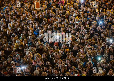 Prag, Tschechische Republik. November 2023. In der Prager Narodni-Straße versammeln sich Menschen, um den 34. Jahrestag der Samtenen Revolution von 1989 zu feiern. Die Tschechische Republik feierte den 34. Jahrestag der Samtenen Revolution anlässlich der Ereignisse vom 17. November 1989, als nach der Unterdrückung einer Studentendemonstration in der Narodni-Straße das kommunistische Regime bald zusammenbrach. Der Dramatiker und Menschenrechtsaktivist Vaclav Havel wurde kurz nach dem Sturz des kommunistischen Regimes Präsident. (Foto: Tomas Tkacik/SOPA Images/SIPA USA) Credit: SIPA USA/Alamy Live News Stockfoto