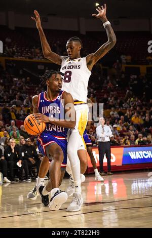 Der UMass Lowell River Hawks-Wachmann Yuri Covington (4) fährt in der ersten Hälfte des NCAA-Basketballspiels gegen Arizona State in Tempe, A, zum Korb Stockfoto