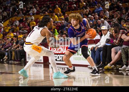 UMass Lowell River Hawks Wächter Brayden O'Connor (1) fährt in der ersten Hälfte des NCAA-Basketballspiels gegen Arizona State in Tempe zum Korb. Stockfoto