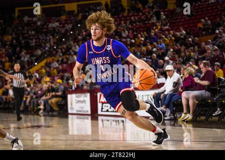 Der UMass Lowell River Hawks-Wachmann Brayden O’Connor (1) fährt in der ersten Hälfte des NCAA-Basketballspiels gegen Arizona State in Te auf den Korb zu Stockfoto