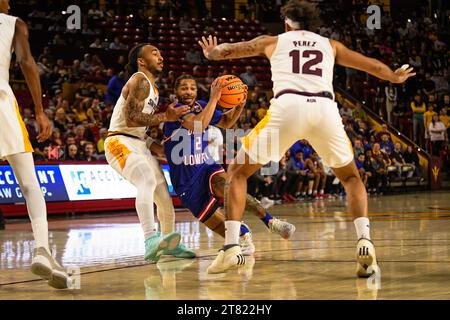 Der Wärter Ayinde Hikim (2) der UMass Lowell River Hawks fährt in der ersten Hälfte des NCAA-Basketballspiels gegen Arizona State in Tempe auf den Korb zu. Stockfoto