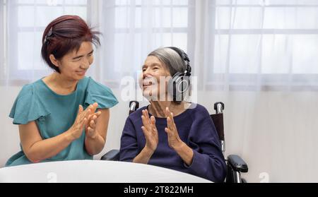 Musiktherapie bei Demenzbehandlung bei älteren Frauen. Stockfoto