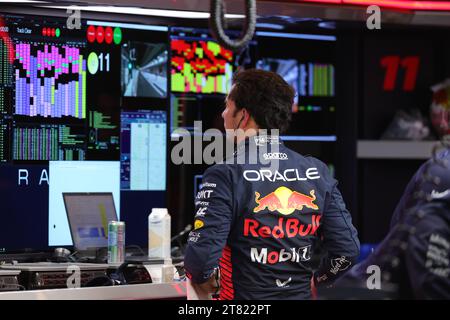 Las Vegas, Etats Unis. November 2023. PEREZ Sergio (mex), Red Bull Racing RB19, Porträt während des Formel 1 Heineken Silver Las Vegas Grand Prix 2023, 21. Runde der Formel 1 Weltmeisterschaft 2023 vom 17. Bis 19. November 2023 auf dem Las Vegas Strip Circuit, in Las Vegas, USA - Foto DPPI Credit: DPPI Media/Alamy Live News Stockfoto