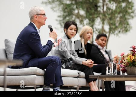 Cupertino, Usa. November 2023. Tim Cook, CEO von Apple, spricht am Freitag, den 17. November 2023, während des Ehegatten-Programms auf der Asia-Pacific Economic Cooperation Economic Leaders Week (AELW) in der Apple Hauptniederlassung in Cupertino, Kalifornien. Foto: Justin Tafoya/USA US-Außenministerium/UPI Credit: UPI/Alamy Live News Stockfoto