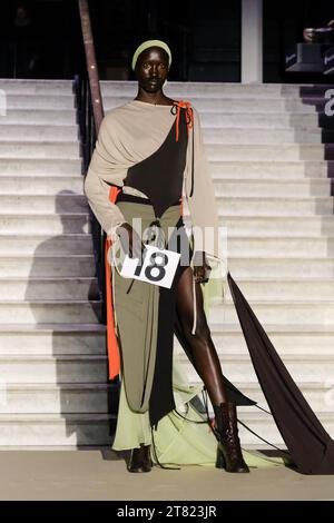 London, Großbritannien. November 2023. Im zweiten Jahr zeigen Modedesignstudenten aus Central St. Martins, inspiriert von den Entwürfen von Gabrielle Chanel, 22 Outfits auf einer Catwalk-Show in der Raphael Gallery des Victoria and Albert Museums. Quelle: Eleventh Photography/Alamy Live News Stockfoto