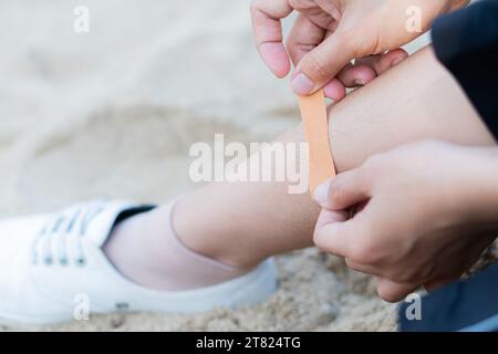 Frau Putz auf Knie anwenden Stockfoto